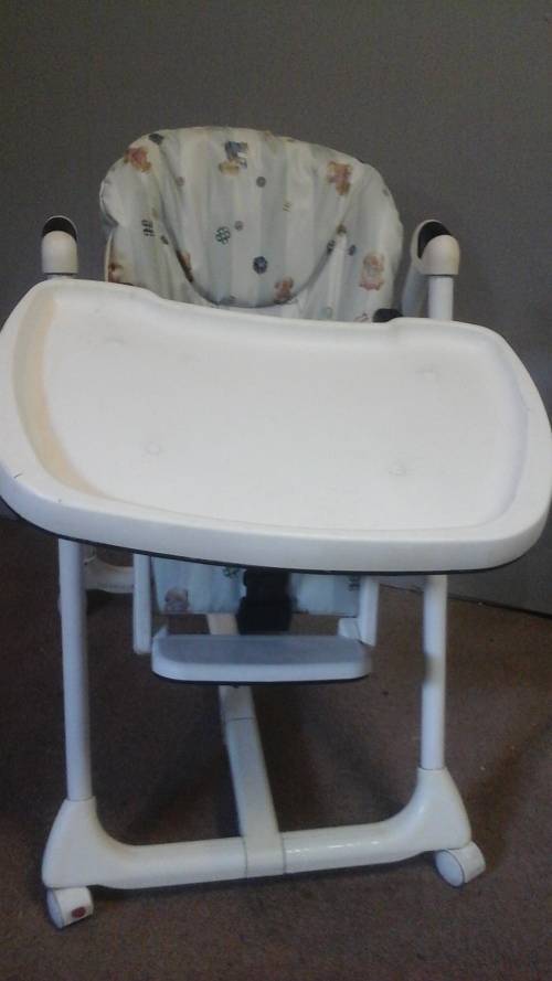 INCREDIBLE HIGH CHAIR ON WHEELS. AWESOME AND USEFUL PIECE!