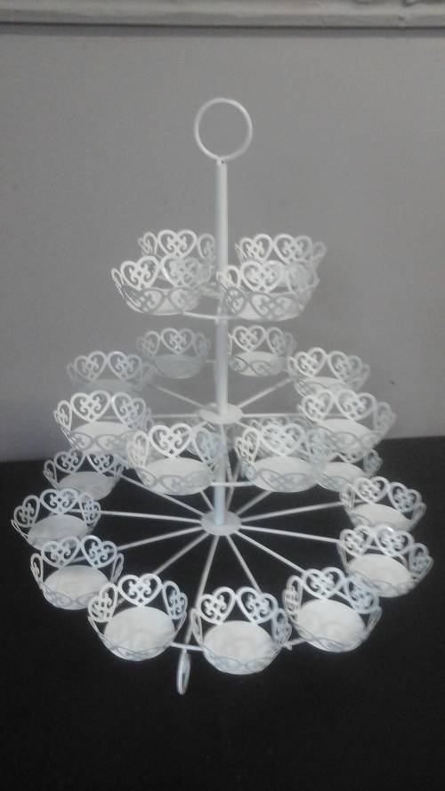 INCREDIBLE & BEAUTIFUL CUPCAKE STAND. HOLD 24 CUPCAKES. STUNNING AND FUNCTIONAL PIECE!