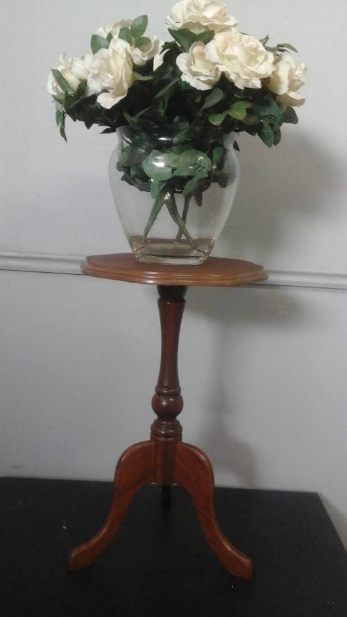 BEAUTIFUL VINTAGE WOODEN OCCASIONAL TABLE. FANTASTIC PIECE!