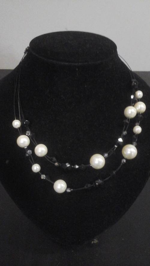 SIMPLY STUNNING BEADED NECKLACE. STUNNING COSTUME JEWELLERY. BEAUTIFUL & FASHIONABLE PIECE!