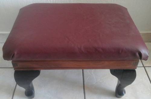 ABSOLUTELY GORGEOUS WOOD AND LEATHER FOOT STOOL/ OTTOMAN. STUNNING AND FUNCTIONAL PIECE!