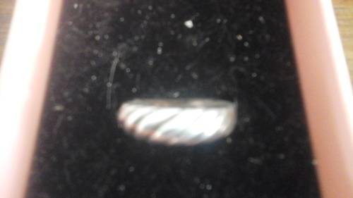 A POSSIBLY 925 NICELY DESIGNED LADIES RING. NICE DELICATE PIECE