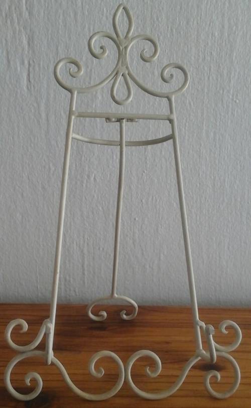INCREDIBLE WROUGHT IRON EASEL. STUNNING AND FUNCTIONAL PIECE !