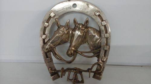 TOTALLY UNUSUAL BRASS THREE KEY KEY RACK IN THE SHAPE OF A HORSE SHOE WITH TWO HORSES