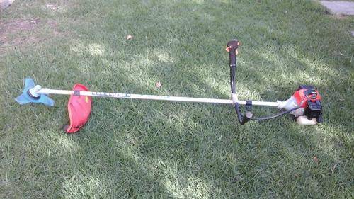 FANTASTIC TRIMTECH BRUSHCUTTER. 33 CC 2 STROKE MOTOR. WITH HARNESS.BARELY USED.COMPLETE READY TO USE