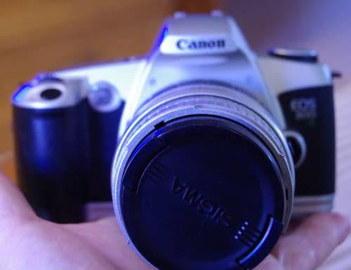 Canon 500N film camera working needs batteri, photos show exact kit, lens only works in manual mode.