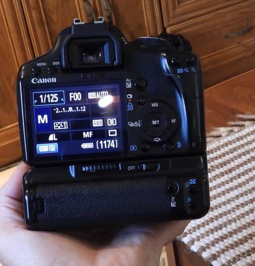 Canon 500D Body only with battery grip, one battery, photos show exact item on sale. works perfectly