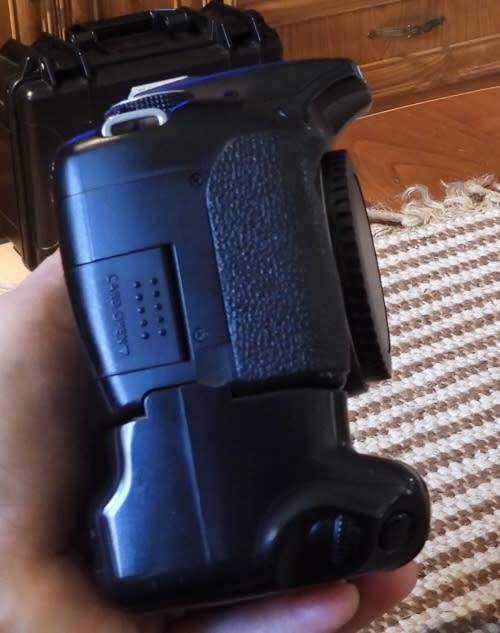 Canon 500D Body only with battery grip, one battery, photos show exact item on sale. works perfectly