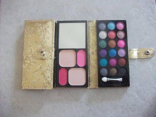TRAVEL MAKE UP SET