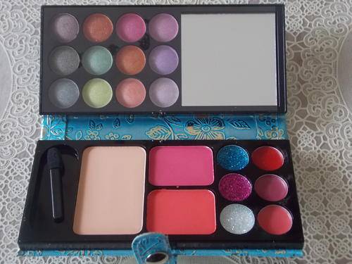 2 UP FOR GRABBS!! STUNNING TRAVEL MAKE UP KIT(VALUE FOR MONEY)