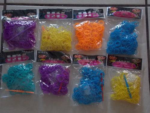 1600 LOOM BANDS PER SET SEVERAL COLOURS THE NEW EUROPE SENSATION IS HERE 4 sets up for grabbs!!!!!!!