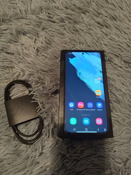 Samsung Galaxy S21 Cellphone Bundle + Extras -  Like new