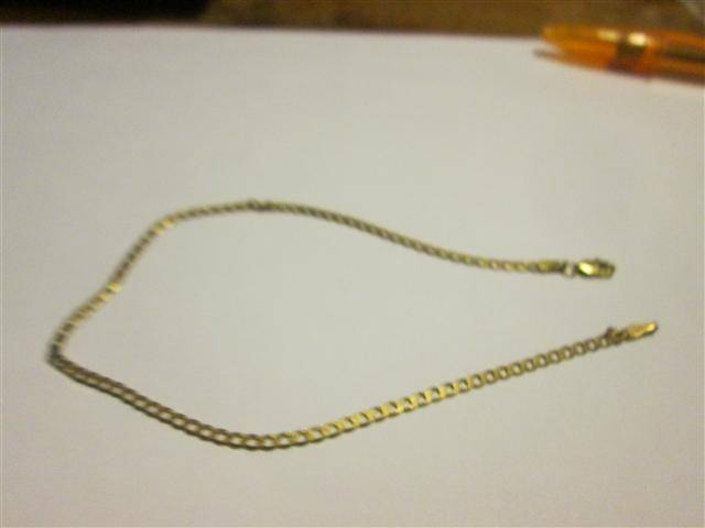 Lovely 9ct Bracelet 25cms long weight 2.47gms