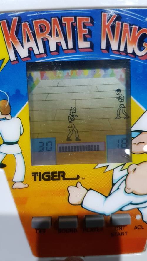VINTAGE 1988 HAND HELD KARATE KING GAME BY TIGER ELECTRONICS ..WORKING ORDER
