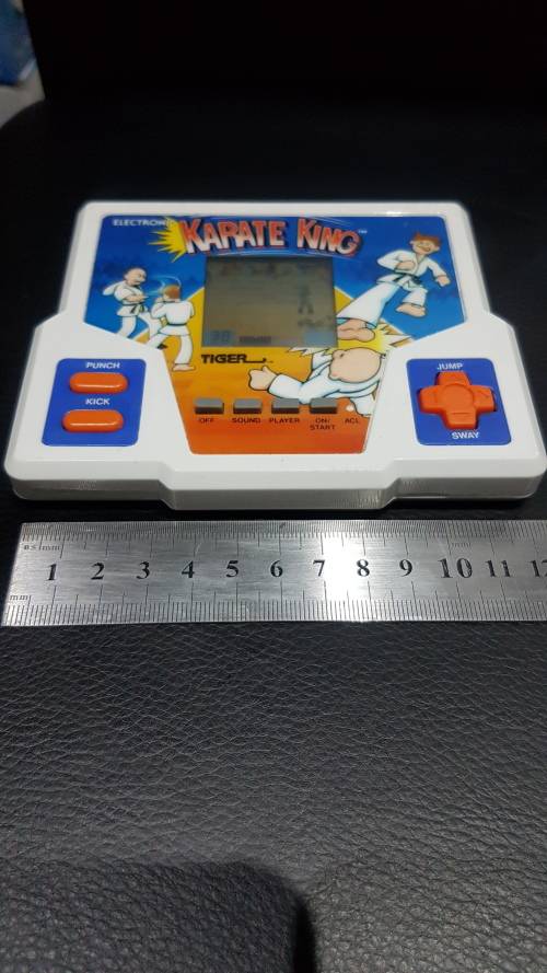 VINTAGE 1988 HAND HELD KARATE KING GAME BY TIGER ELECTRONICS ..WORKING ORDER