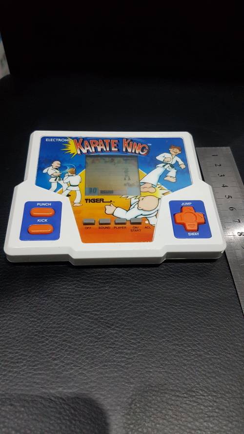 VINTAGE 1988 HAND HELD KARATE KING GAME BY TIGER ELECTRONICS ..WORKING ORDER