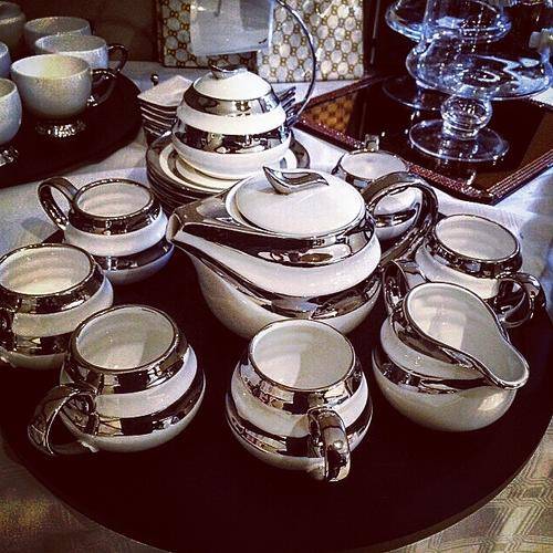 15PC WHITE & SILVER TEA SET WITH FREE TRAY (R1599!!)