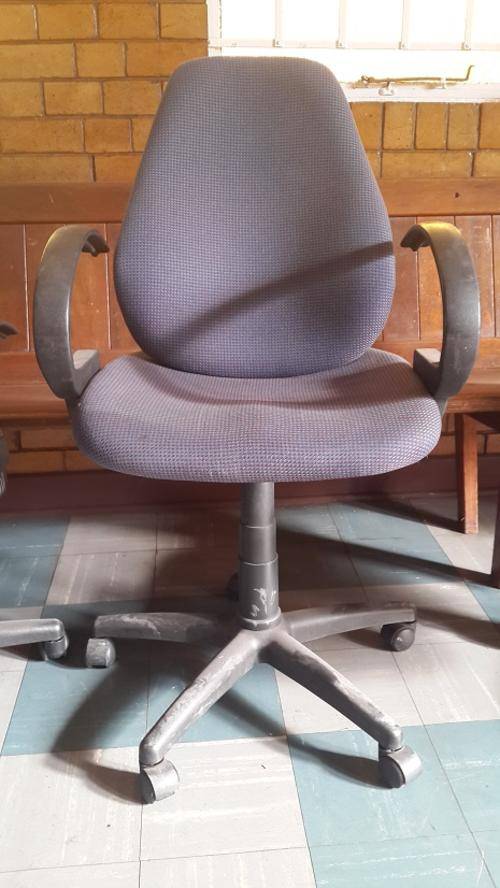 Office chair with arm rests