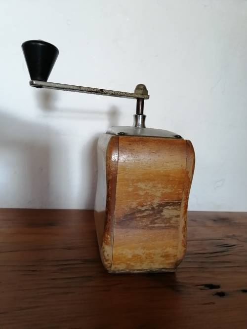 WOODEN TRE SPADE COFFEE GRINDER
