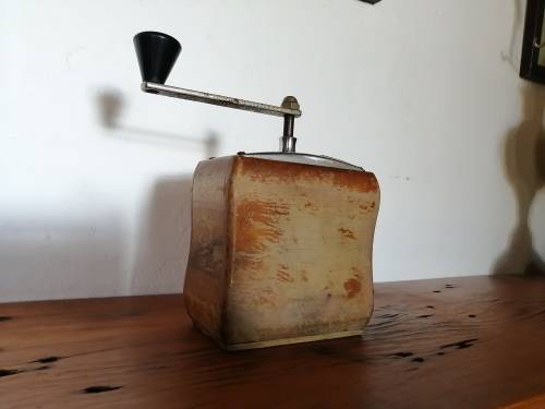 WOODEN TRE SPADE COFFEE GRINDER