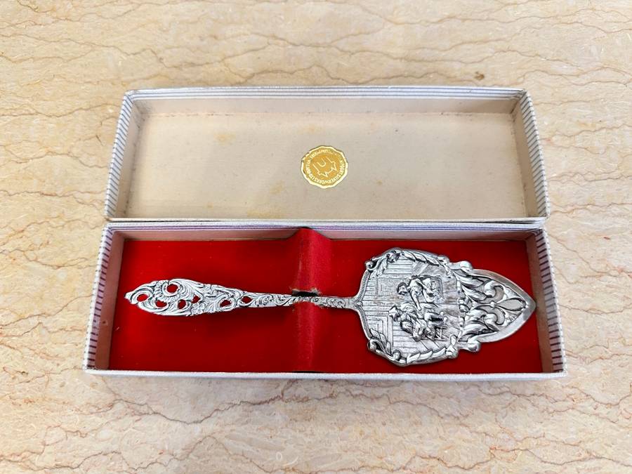 Beautiful Vintage Dutch cake lifter