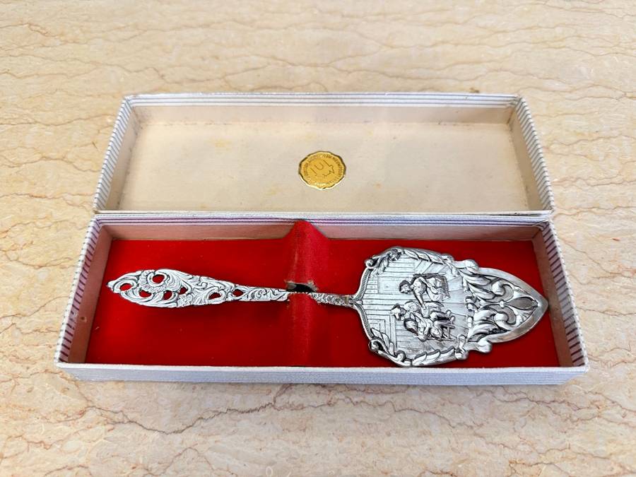 Beautiful Vintage Dutch cake lifter
