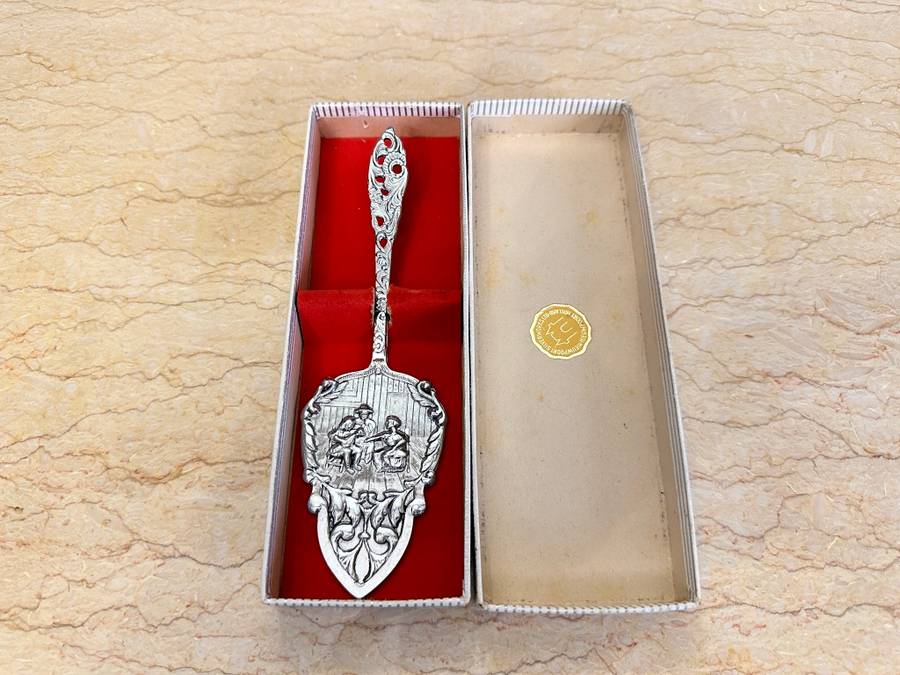 Beautiful Vintage Dutch cake lifter