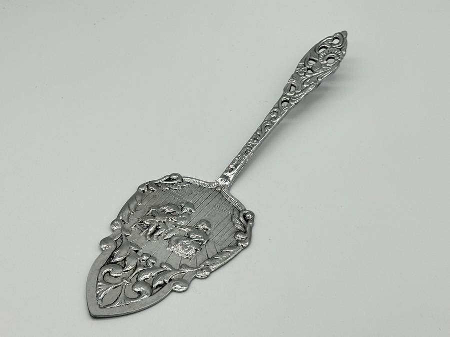Beautiful Vintage Dutch cake lifter