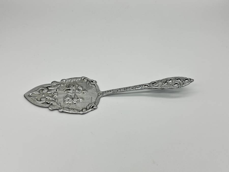 Beautiful Vintage Dutch cake lifter