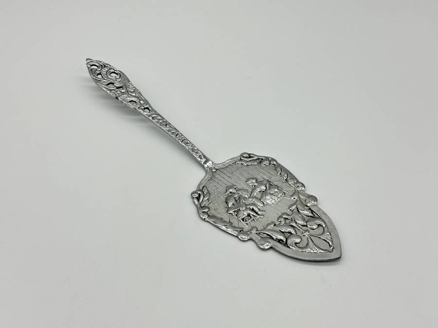 Beautiful Vintage Dutch cake lifter