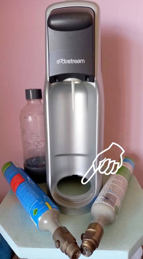 SODA STREAM WITH TWO GAS CANISTERS (PLEASE SEE DESCRIPTION)