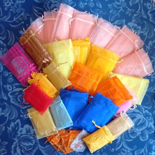 JOB LOT OF ORGANZA BAGS (SEE DESCRIPTION FOR SIZES and COLOURS)