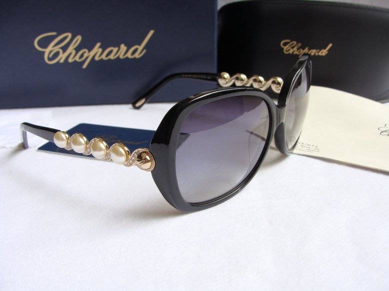 female Chopard Pearl chain plate frame sunglasses.