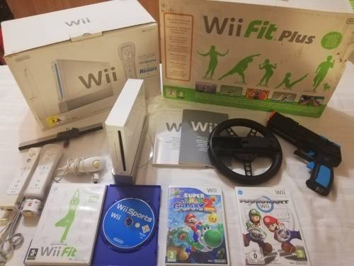 Wii Console White with x 4 Wii games, Balance Board and accessories (Wii)