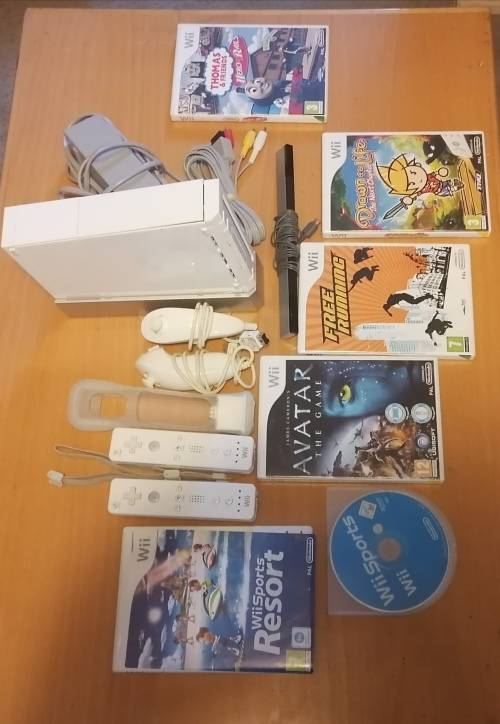 Wii Console White with x6 Wii games and x2 Wii Remotes (Wii)