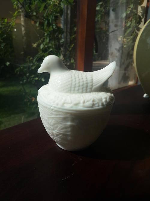 AVON MILK GLASS TRINKET BOX WITH DUCK ON TOP! 12 CM HIGH. NO CHIPS OR CRACKS.