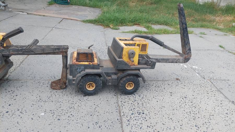 2 Large Tonka Toys digger and crane (Needs restoration)