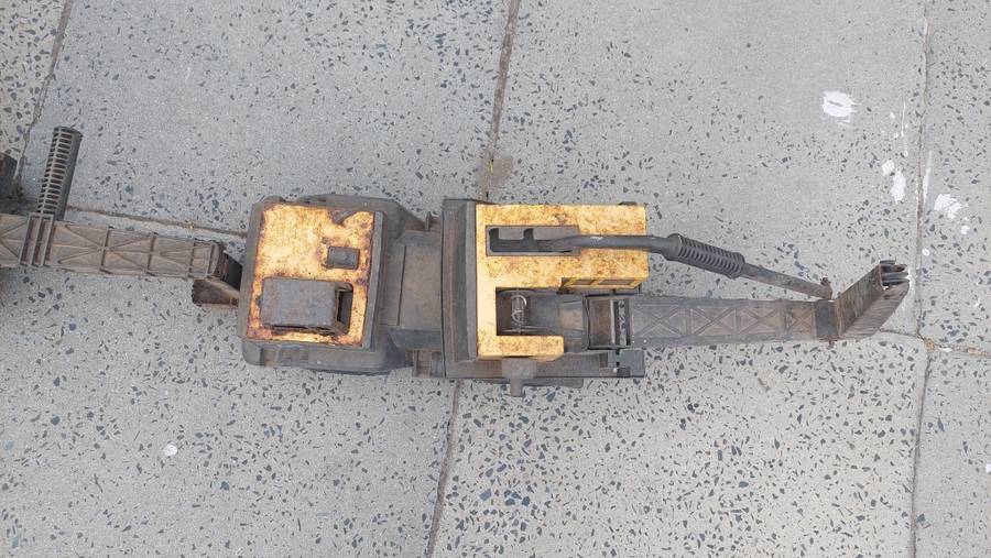 2 Large Tonka Toys digger and crane (Needs restoration)