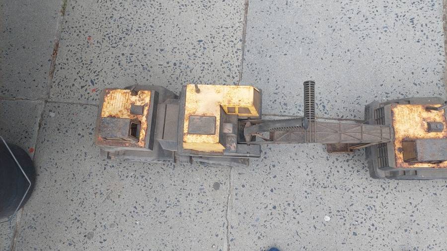 2 Large Tonka Toys digger and crane (Needs restoration)