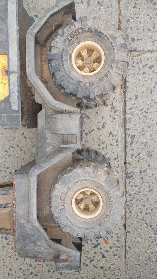 2 Large Tonka Toys digger and crane (Needs restoration)