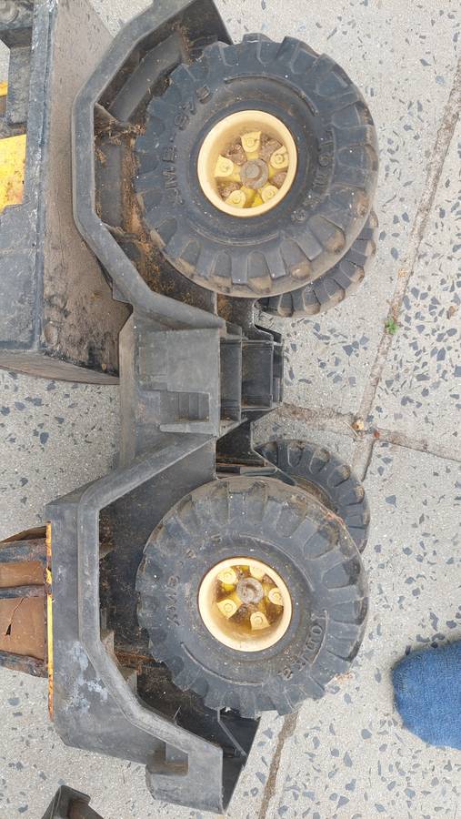 2 Large Tonka Toys digger and crane (Needs restoration)