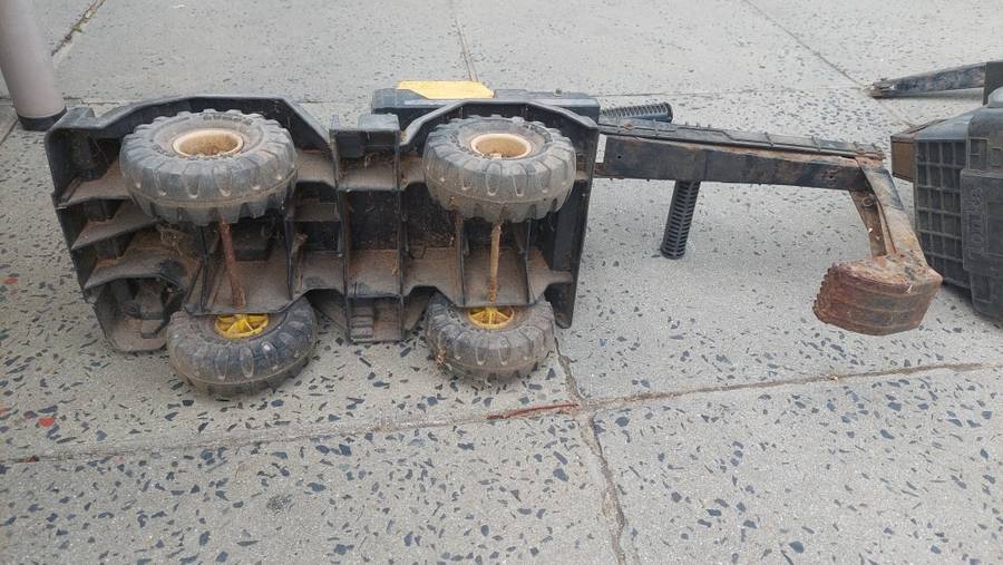 2 Large Tonka Toys digger and crane (Needs restoration)