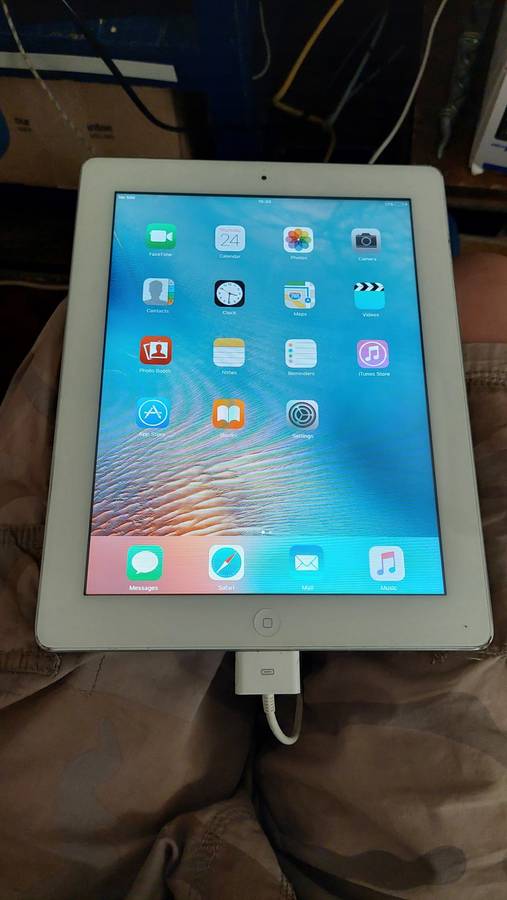 IPad 2nd Gen 16gb (has account but is unlocked)