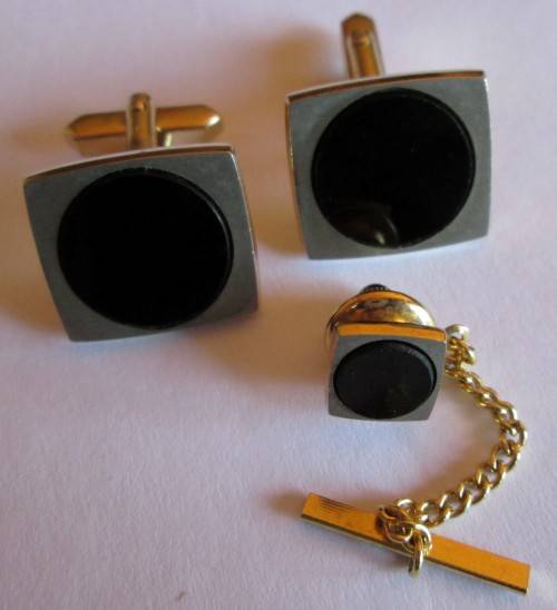 PAIRS OF CUFF LINKS WITH MATCHING TIE PIN