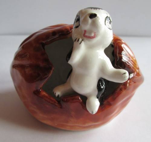 CELESTE FIGURINE SQUIRREL IN A NUT FINE QUALITY (SEE DESCRIPTION)