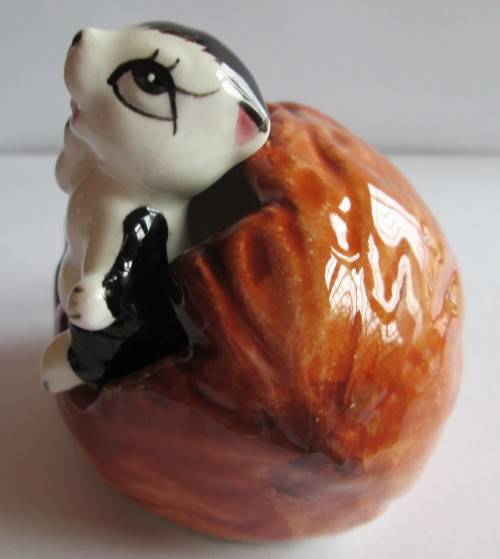 CELESTE FIGURINE SQUIRREL IN A NUT FINE QUALITY (SEE DESCRIPTION)
