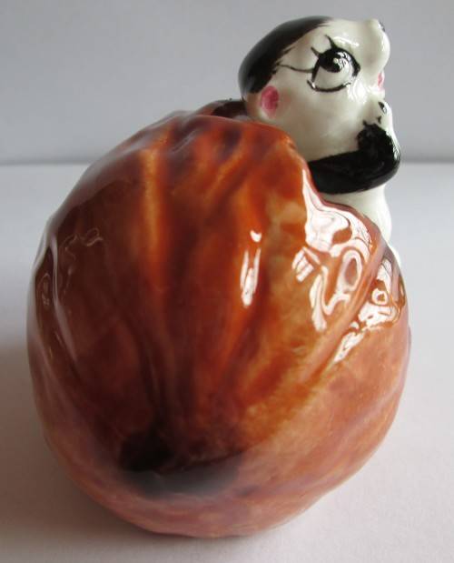 CELESTE FIGURINE SQUIRREL IN A NUT FINE QUALITY (SEE DESCRIPTION)