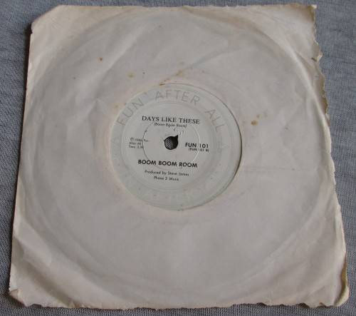 BOOM BOOM BOOM - 1986 HERE COMES THE MAN/DAYS LIKE THESE (FUN 101) 45 RPM RECORD - A3207