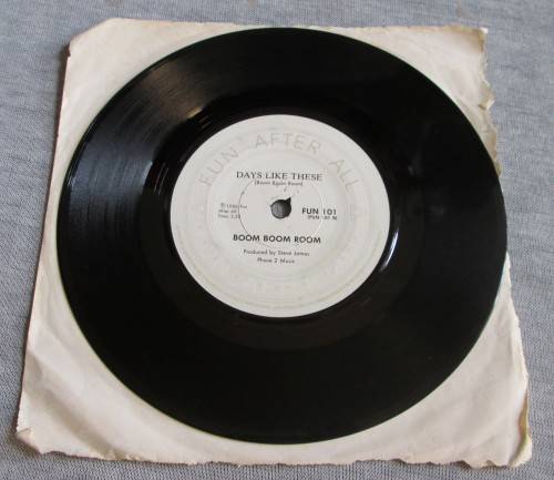 BOOM BOOM BOOM - 1986 HERE COMES THE MAN/DAYS LIKE THESE (FUN 101) 45 RPM RECORD - A3207