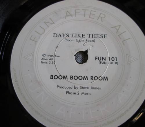 BOOM BOOM BOOM - 1986 HERE COMES THE MAN/DAYS LIKE THESE (FUN 101) 45 RPM RECORD - A3207